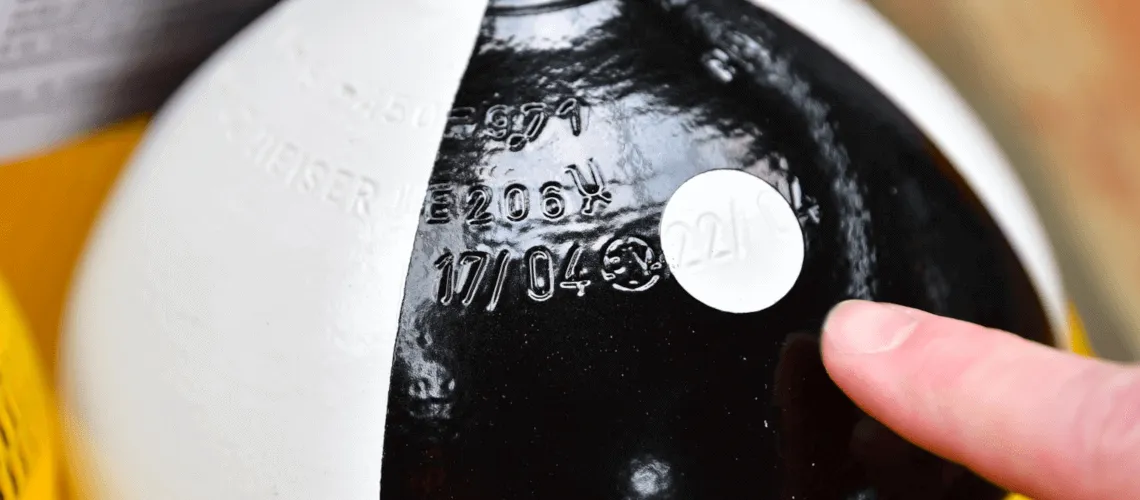 Eingeprägtes Prüfdatum auf der Schulter einer Stahlflasche